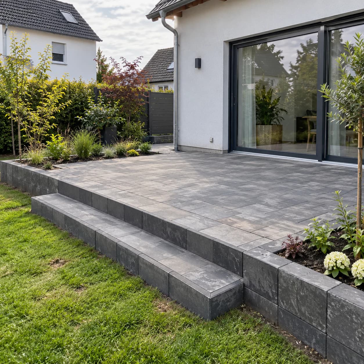 Neu verlegte Terrasse mit breiten Gartenstufen